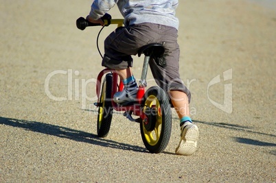 Kind auf dem Fahrrad - Teilansicht