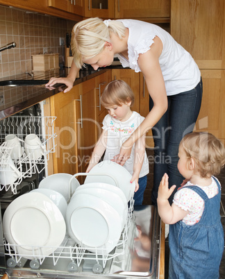 Familie standing besides the dishwaser