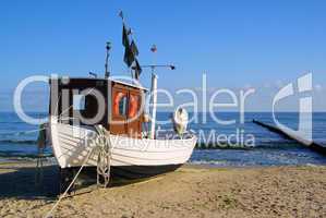 Fischkutter am Strand - fishing cutter on the beach 07