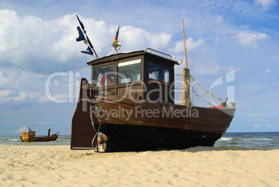 Fischkutter am Strand - fishing cutter on the beach 32