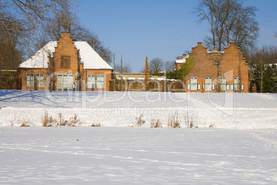 Zwei Häuser im Schnee