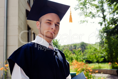 Student with graduate hat posing outside