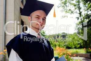 Student with graduate hat posing outside
