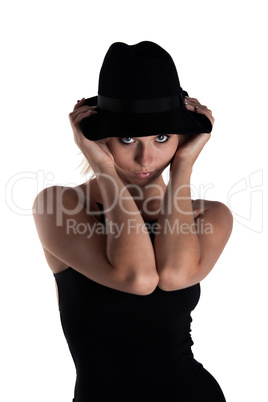 junge Frau in schwarzem Kleid und Hut