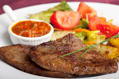 Steak mit Ketchup und Kartoffeln