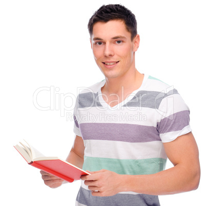 Junger Mann liest ein Buch