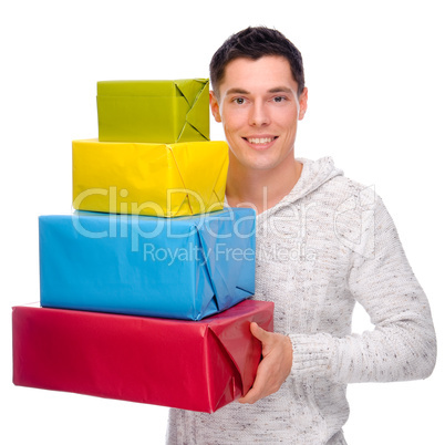 Junger Mann mit Geschenken