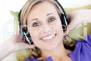 Portrait of smiling woman  listening music looking at the camera