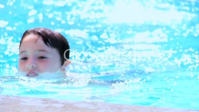 Kinder beim Schwimmen