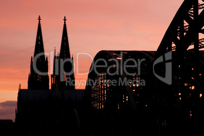Kölner Dom im Sonnenuntergang