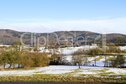 Schneebedeckte Wiese