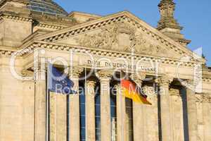 Reichstag mit Flaggen