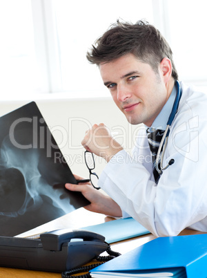 Junger Arzt mit Röntgenbild