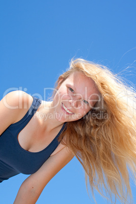 Junge Frau mit wehenden Haar