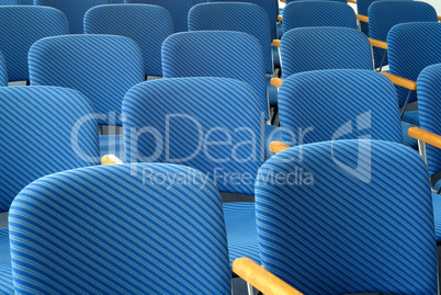 Blaue Sitzreihen