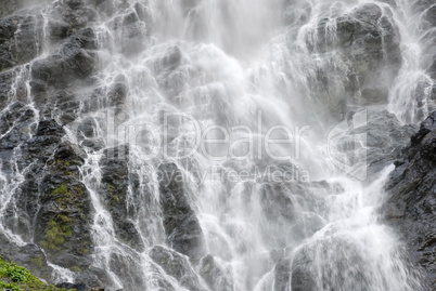 Wasserfall auf dunklen Felsen