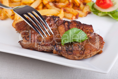 saftiges Schweinesteak mit Pommes frites