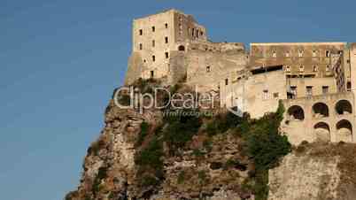 Burg (Ischia) Schwenk vom Meer auf Burg