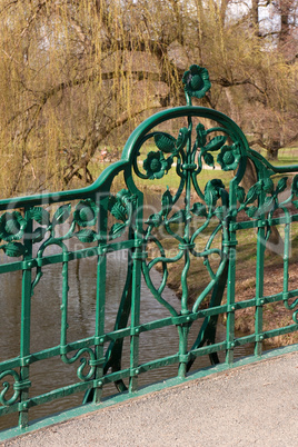 Brückengeländer mit Jugendstildekor im Maschpark in Hannover