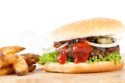 Hamburger mit Kartoffelecken