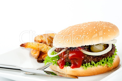 Hamburger mit Kartoffelecken