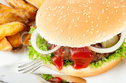 Hamburger mit Kartoffelecken