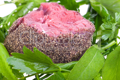 rohes Pfeffersteak auf gemischten Kräuter