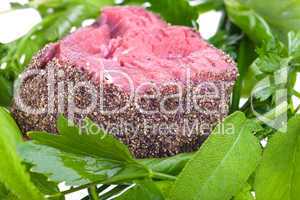 rohes Pfeffersteak auf gemischten Kräuter