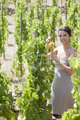Frau mit Weintrauben auf Weingut