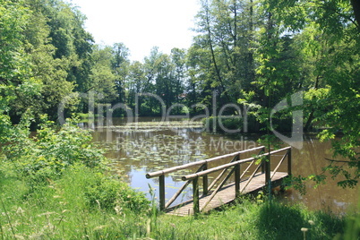 Holzbrücke am See