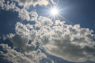 Wolkenhimmel mit Sonne
