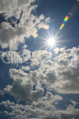 Wolkenhimmel mit Sonne