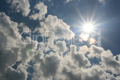 Wolkenhimmel mit Sonne