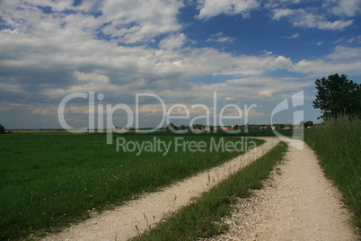 Landschaft mit Feldweg