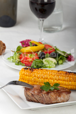 Steak und gegrillte Maiskolben