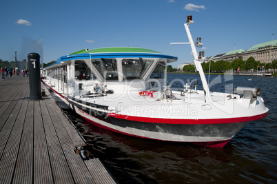 Alsterdampfer an der Anlegestelle auf der Binnenalster