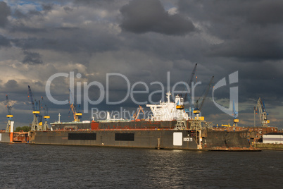 Trockendock im hamburger Hafen