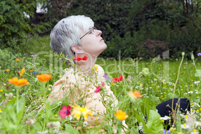 Frau in der Blumenwiese