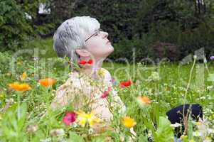 Frau in der Blumenwiese