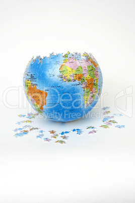 Puzzle- Globus auf weißem Hintergrund