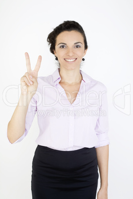 Hübsche Frau zeigt mit zwei Fingern die Zahl 2 an