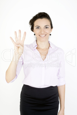 Hübsche Frau zeigt mit vier Fingern die Zahl 4 an