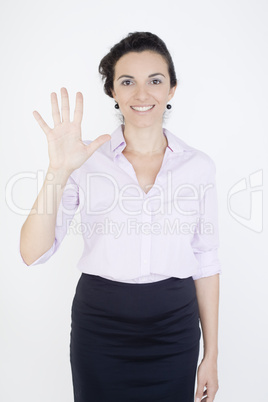 Hübsche Frau zeigt mit fünf Fingern die Zahl fünf an