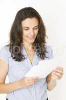 Frau öffnet einen Brief