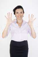 Hübsche Frau zeigt mit neun Fingern die Zahl 9 an
