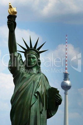 Amerikanische Freiheitsstatue mit Berliner Fernsehturm