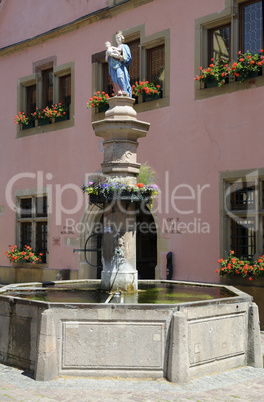 Brunnen am Place Turenne in Turckheim