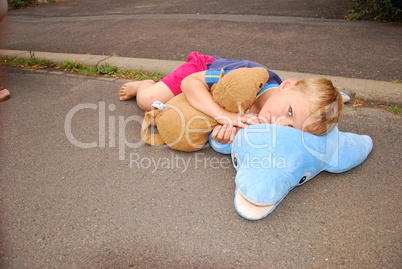 Junge mit seinen Kuscheltieren