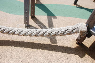 Ein Seil, ein besonderer Bodenbelag, ein Spielplatz