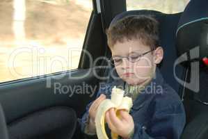 Kind isst Banane